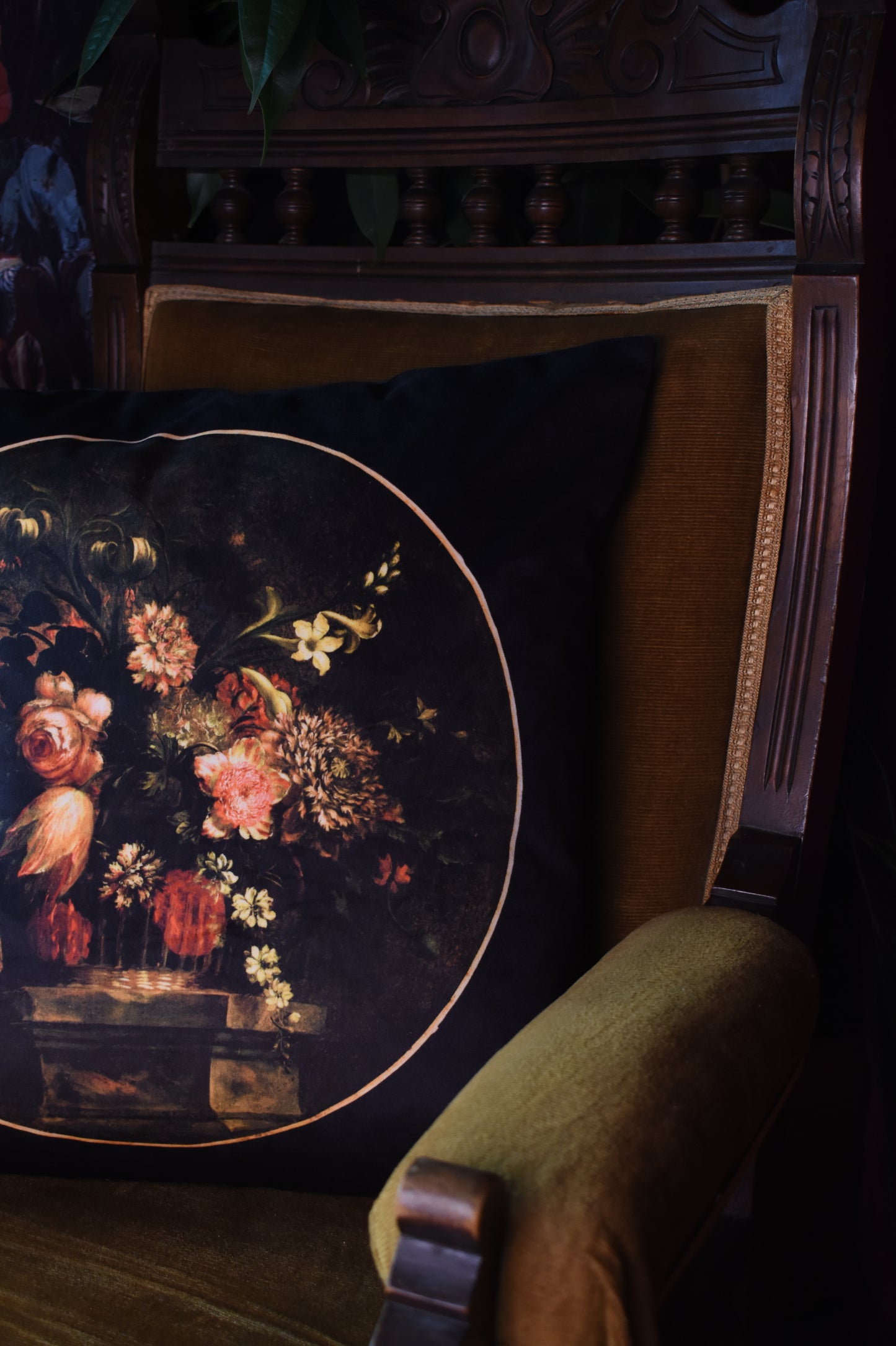 Lone Leopard - Velvet Classical Cushion