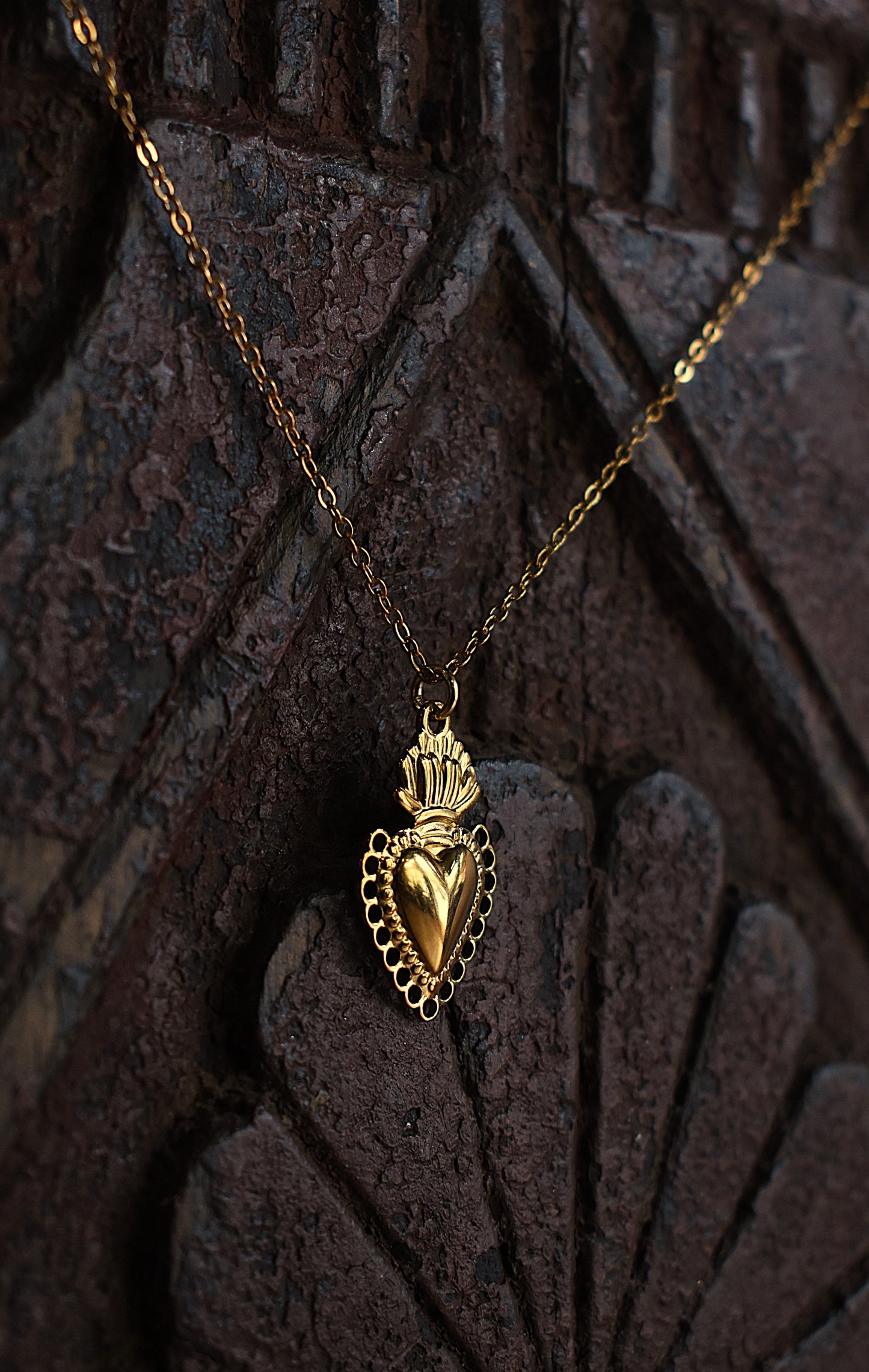 Divina Heart Necklace ~ Gold